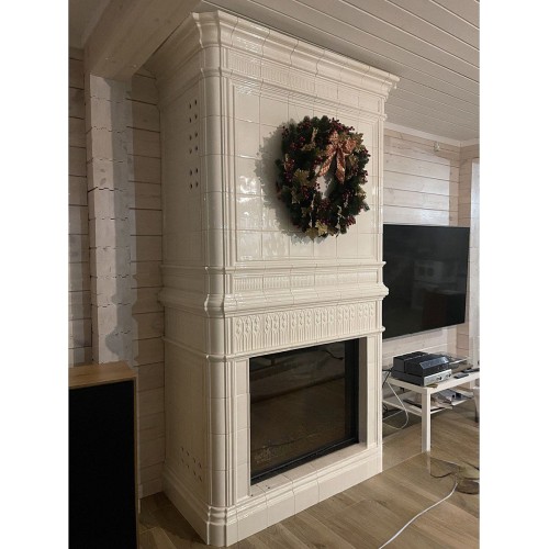 Классический камин в облицовке изразцами коллекции Тюльпан.