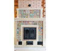 Облицовка готового кирпичного камина изразцами с цветной росписью