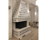 Облицовка камина с авторской 3х сторонней топкой Астов в медальонах с сюжетной росписью.
